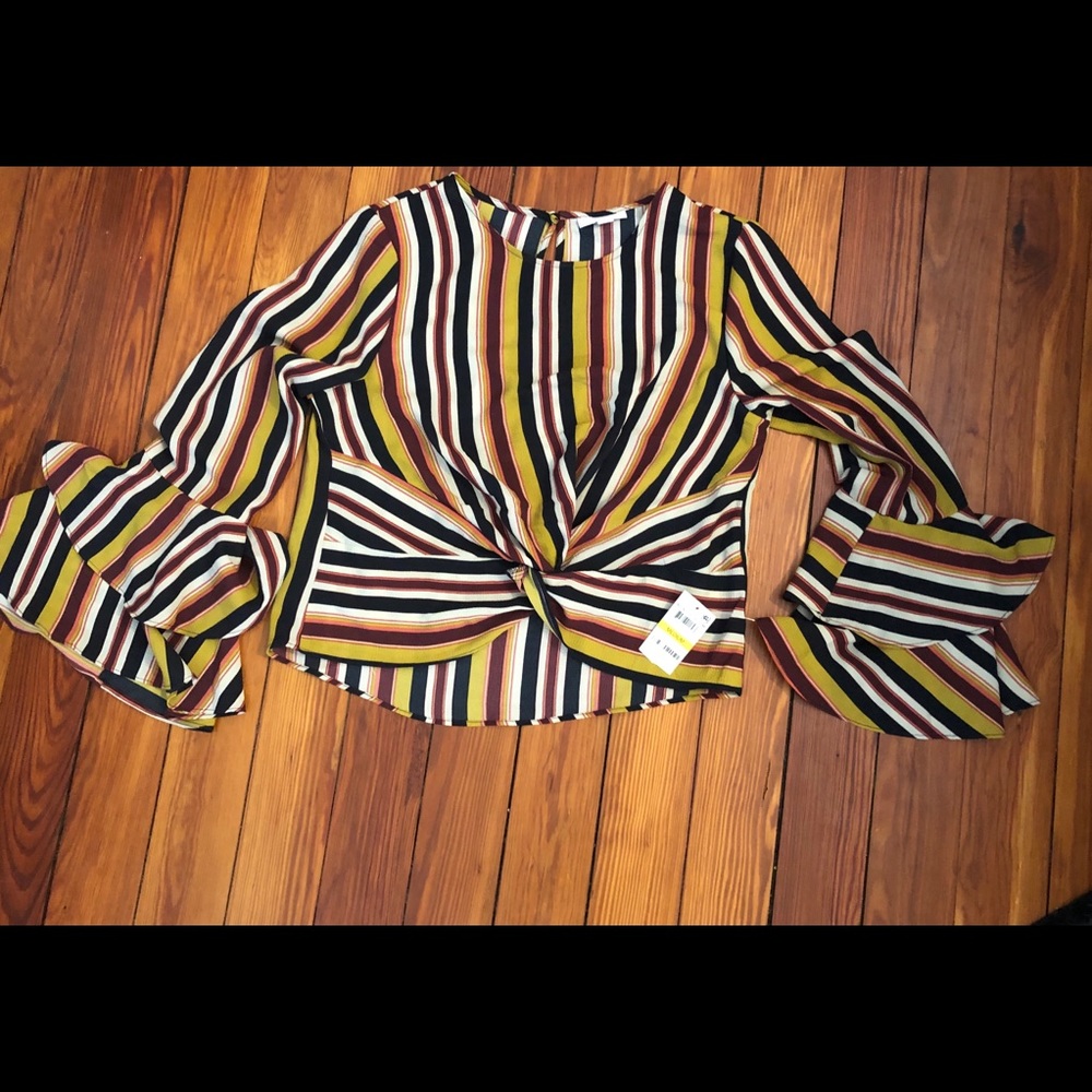 Striped shirt with belle sleeves